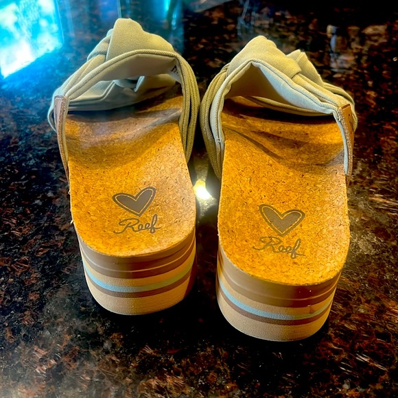 Reef Knotty Vista Hi Sandals, khaki tan color, like new, worn once. - Picture 5 of 6